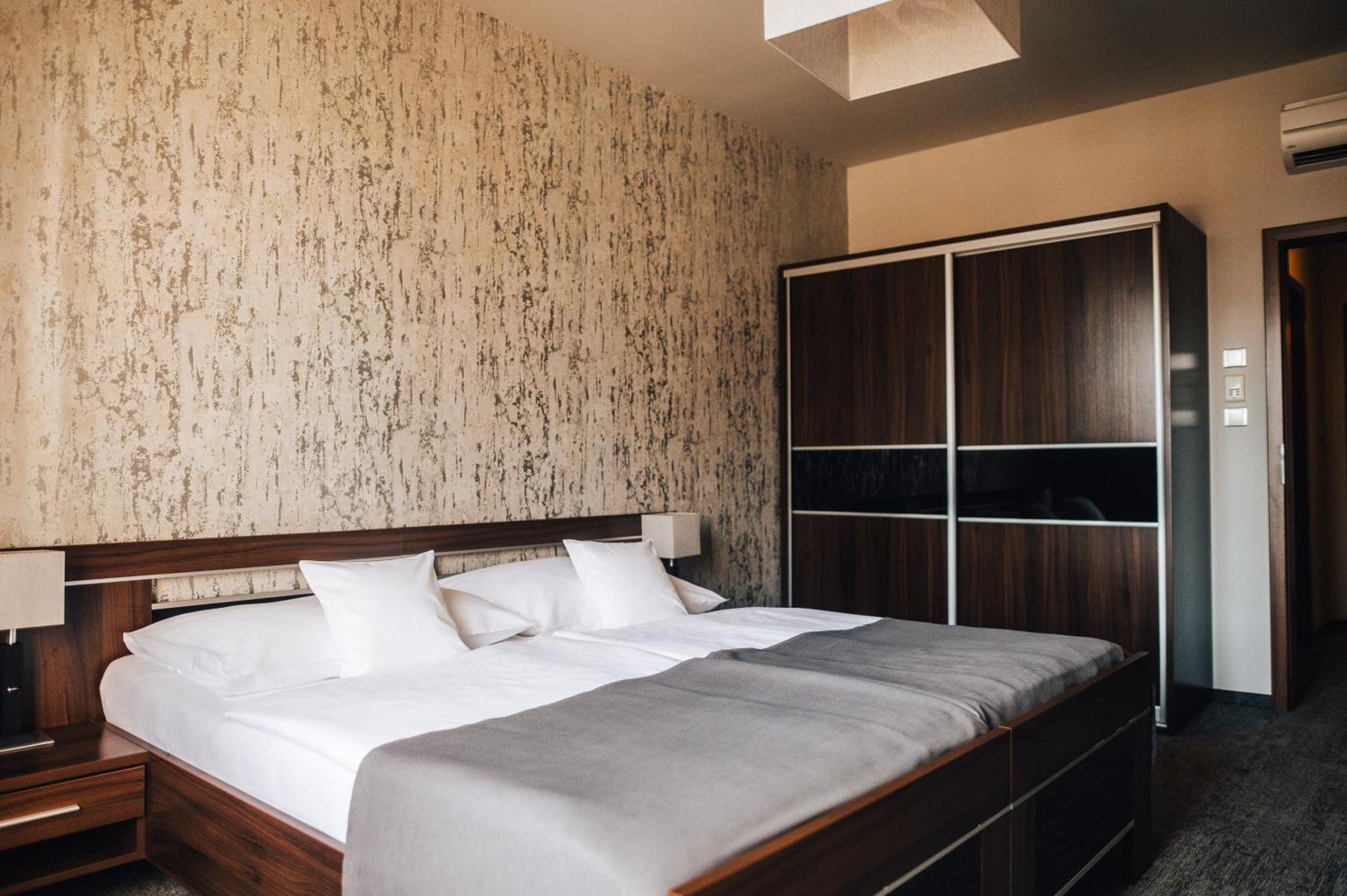 Hotel Elegance Sumperk Bagian luar foto