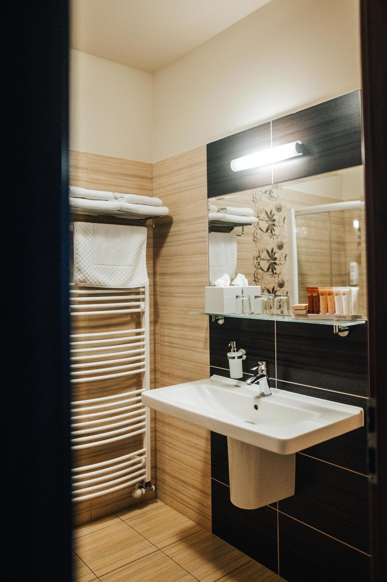 Hotel Elegance Sumperk Bagian luar foto