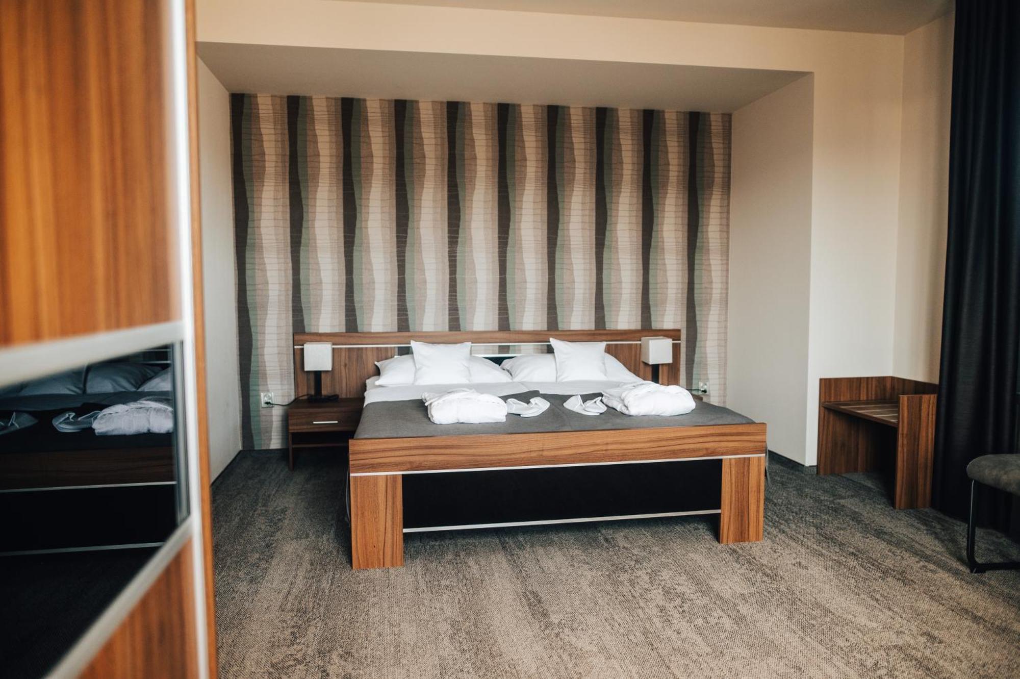 Hotel Elegance Sumperk Bagian luar foto