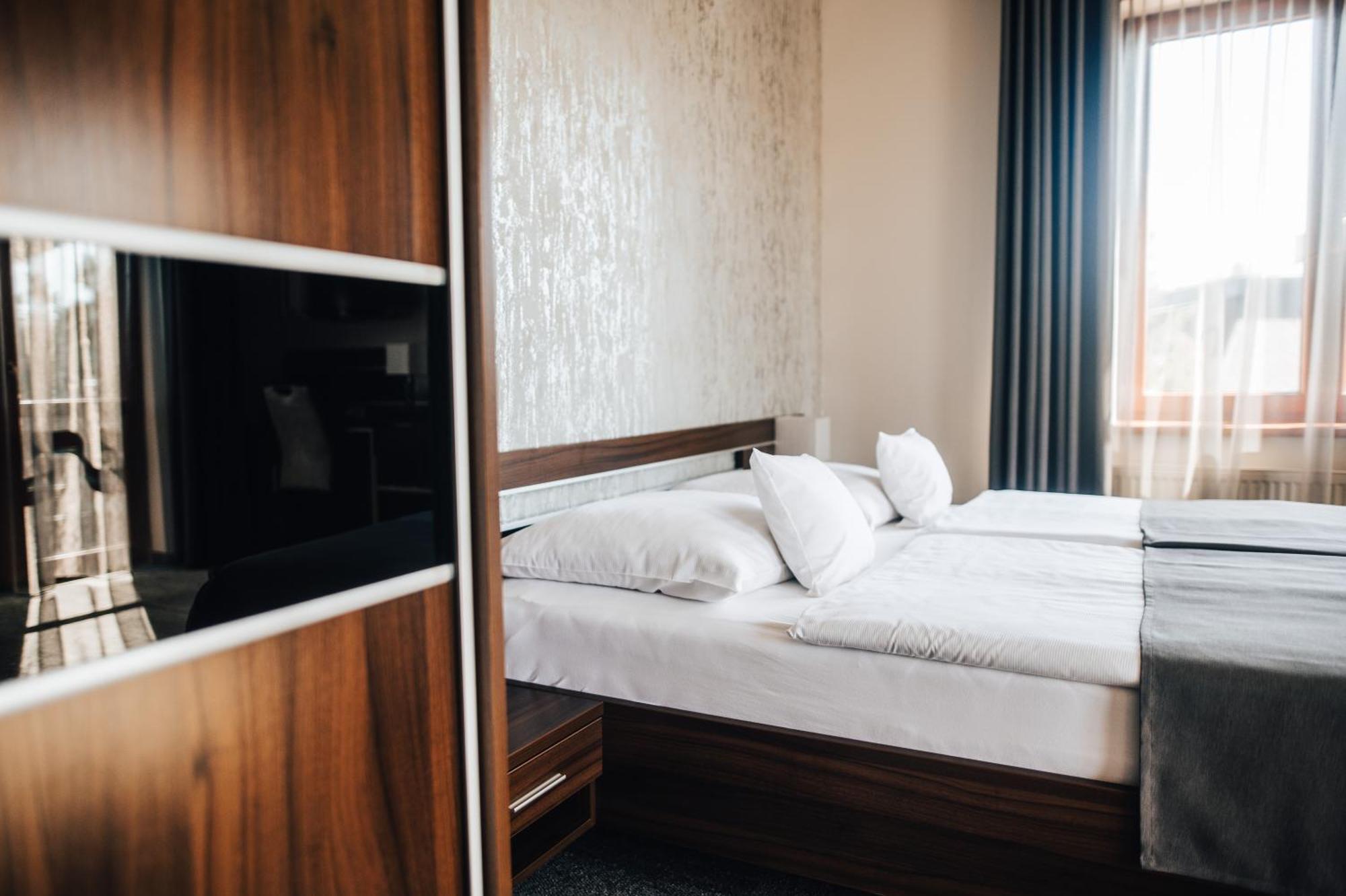 Hotel Elegance Sumperk Bagian luar foto